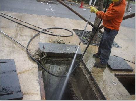 八宿池底污泥如何清理